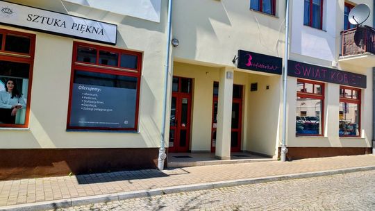 Właścicielki bezradne. Nieznany sprawca oblewa ich lokale śmierdzącą substancją