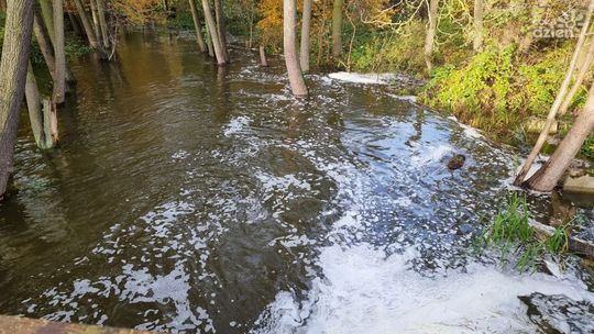 Woda spływa ze zbiornika Siczki. Burmistrz: To sabotaż