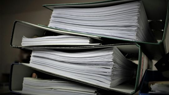 Wójt Jedlińska z zarzutami. Miał żądać pieniędzy na „prezenty dla polityków”