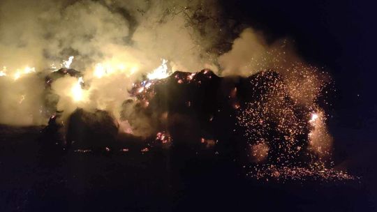 Wola Wrzeszczowska. Pożar balotów słomy