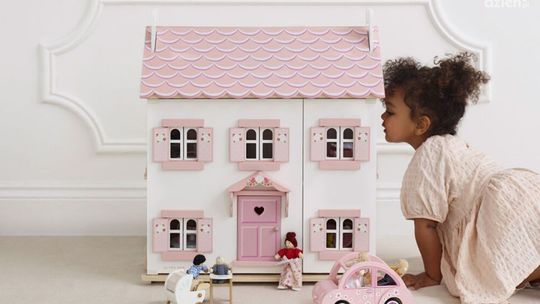 Wózek czy domek dla lalek? Co na prezent dla dziewczynki?