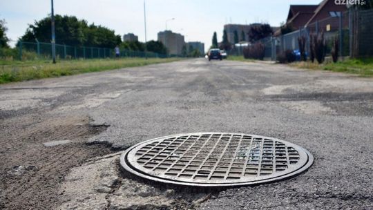 Wpadł do studzienki przy ul. Odechowskiej. Był pijany 
