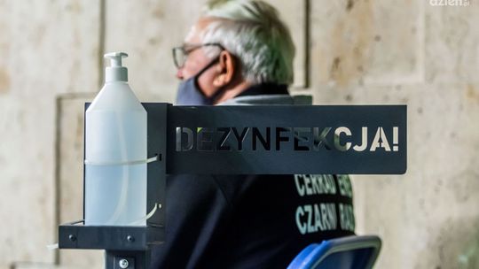 Wracają obostrzenia. Zaszczepieni nie wliczają się do limitu