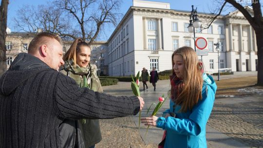 Wręczają kwiaty radomiankom [FOTO]