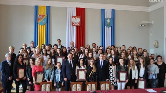 Wręczono stypendia dla uzdolnionej młodzieży