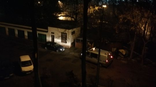 Wszedł do pojemnika na szkło. Nie mógł wyjść