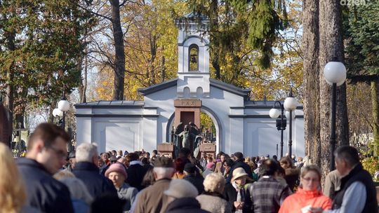 Wszystkich Świętych. Uroczystości na cmentarzach
