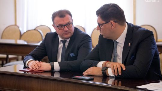 Wszystko jasne! Wiemy, co z przedwyborczą debatą Konrada Frysztaka z Radosławem Witkowskim Wszystko jasne! Wiemy, co z przedwyborczą debatą Konrada Frysztaka z Radosławem Witkowskim