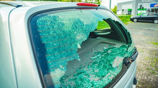 Wybijał szyby, przebijał opony na parkingu