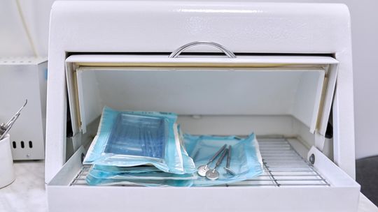 Wybór autoklawu stomatologicznego - klasy B, S i N. Co warto wiedzieć przed zakupem?