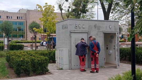 Wyjący alarm w toalecie miejskiej na placu Jagiellońskim