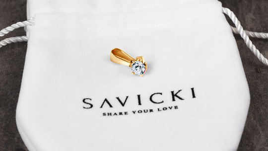 Wyjaśniamy, dlaczego naszyjnik z zawieszką to idealny prezent dla każdej kobiety!