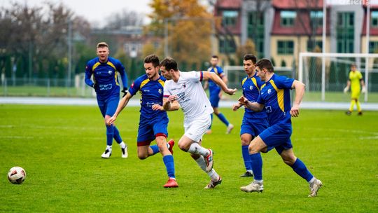 Wyjazdowe starcie piłkarzy Broni Radom w Zambrowie