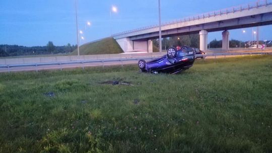 Wyjechał poza barierki  i dachował