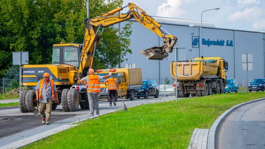 Wymieniają asfalt na Rondzie Kozienickim. Są ogromne korki