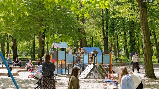 Wymieniają piasek w piaskownicach