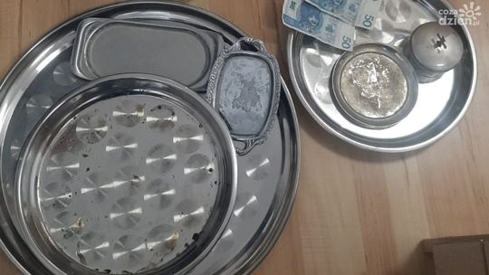 Wyniosła z kościoła pieniądze i artykuły liturgiczne