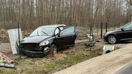 Wypadek na drodze wojewódzkiej. Auto wjechało w ogrodzenie, jedna osoba trafiła do szpitala