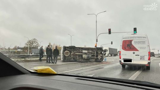 Wypadek na DW 735. Bus uderzył w bariery Wypadek na DW 735. Bus uderzył w bariery