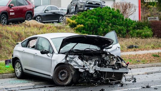 Wypadek na Kieleckiej. Dwie osoby w szpitalu [wideo]