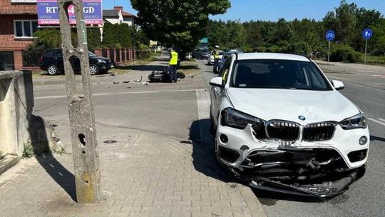 Wypadek na skrzyżowaniu. Kierowca bmw uderzył w motocyklistę