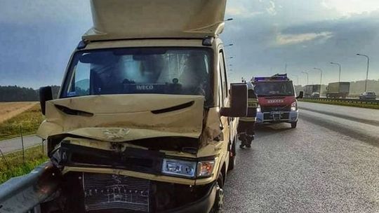 Wypadek na trasie S7 w Dobrucie. Kierowca uderzył w barierki