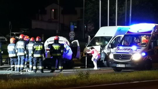 Wypadek na ul. Czarnieckiego. Dwie osoby uwięzione