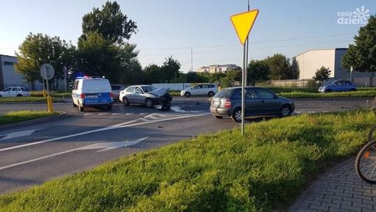 Wypadek na ul. Maratońskiej. Nietrzeźwy kierowca uciekł