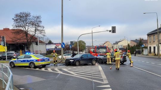 Wypadek na ul. Słowackiego. W jednym z aut 28-latka bez prawa jazdy, która przewoziła trójkę dzieci