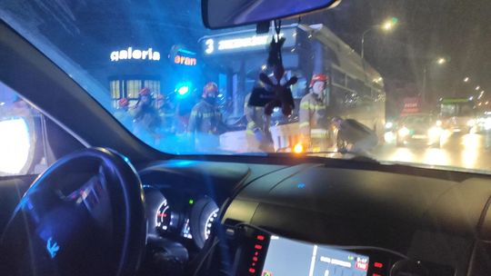 Wypadek na Wierzbickiej. Autobus zderzył się z audi 