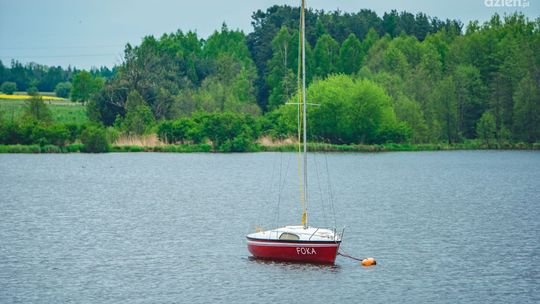 Wypadek na żaglówce w Pionkach. Pięć osób wypadło za burtę 