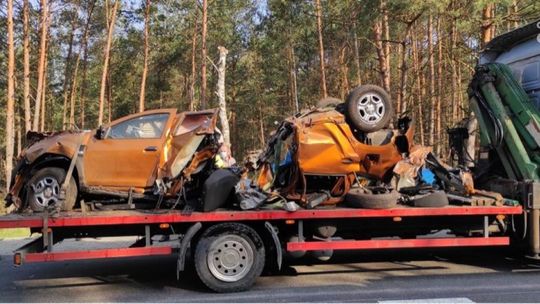 Wypadek pod Białobrzegami. Auto rozerwane na części 