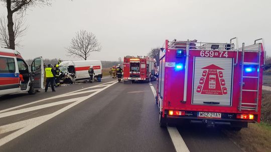 Wypadek pod Szydłowcem. Dwie osoby nie żyją, 8 jest w szpitalu 