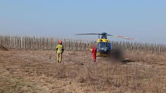 Wypadek podczas prac polowych. 59-latek helikopterem trafił do szpitala