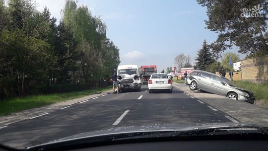Wypadek przy Kozienickiej. Zderzyły się trzy auta