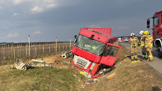 Wypadek tira na drodze krajowej. Kierowca nie żyje, pasażer walczy o życie w szpitalu