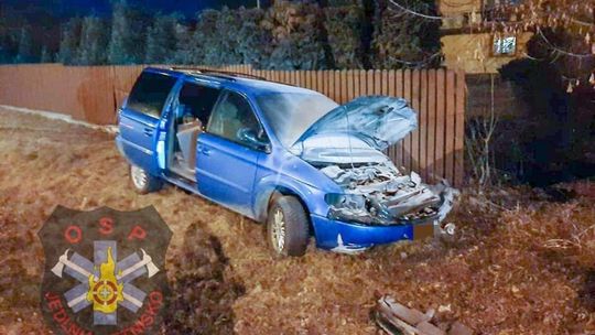 Wypadek w Antoniówce. Kierowca zakleszczony w aucie