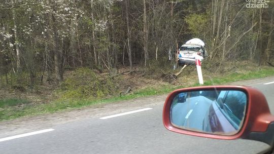 Wypadek w Augustowie. 18-latek wypadł z drogi