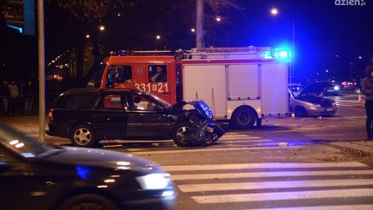 Wypadek w centrum miasta - trzy osoby w szpitalu