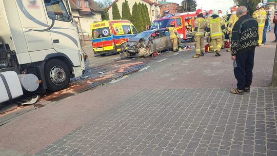 Wypadek w centrum Zakrzewa. Droga zablokowana, są objazdy