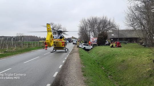 Wypadek w Daniszowie. Kobieta zakleszczona w aucie
