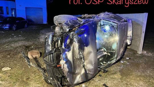Wypadek w gminie Skaryszew. Auto uderzyło w betonowe ogrodzenie
