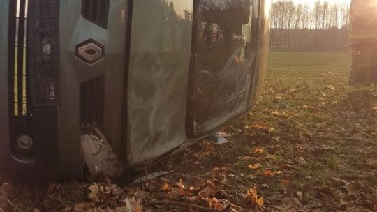 Wypadek w Niemieryczowie, auto wpadło do rowu