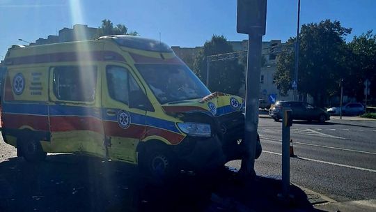 Wypadek w Radomiu: Karetka zderzyła się z osobówką, 5 osób trafiło do szpitala