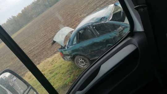 Wypadek w Skaryszewie. Audi dachowało 