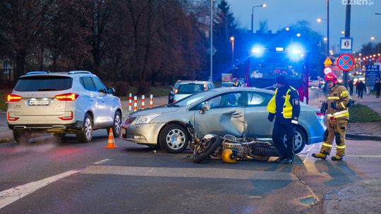 Wypadek w Śródmieściu. Motocyklista w szpitalu