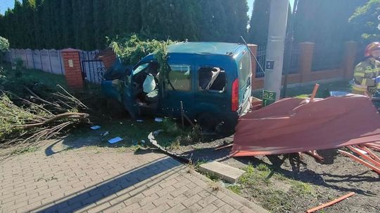Wypadek w Starych Żdżarach. Uderzył w przystanek i ogrodzenie