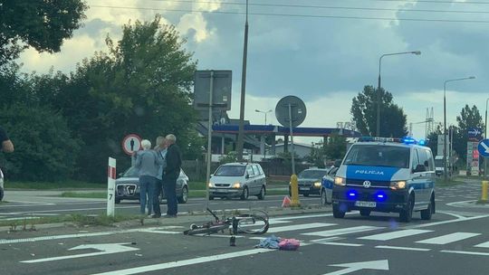 Wypadek w Wielogórze. Uderzyła w auto i pieszą
