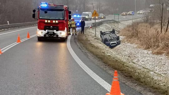 Wypadek z udziałem czterech samochodów! Jedno auto dachowało w rowie