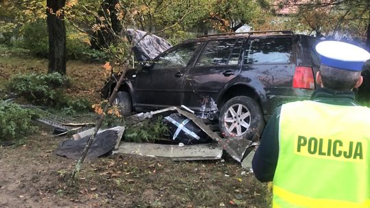 Wypadła z drogi i uderzyła w ogrodzenie - 36-latka trafiła do szpitala